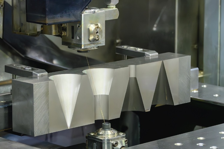 ماشین‌کاری EDM چیست؟ بررسی اصول، انواع، مزایا و کاربردهای Electrical Discharge Machining